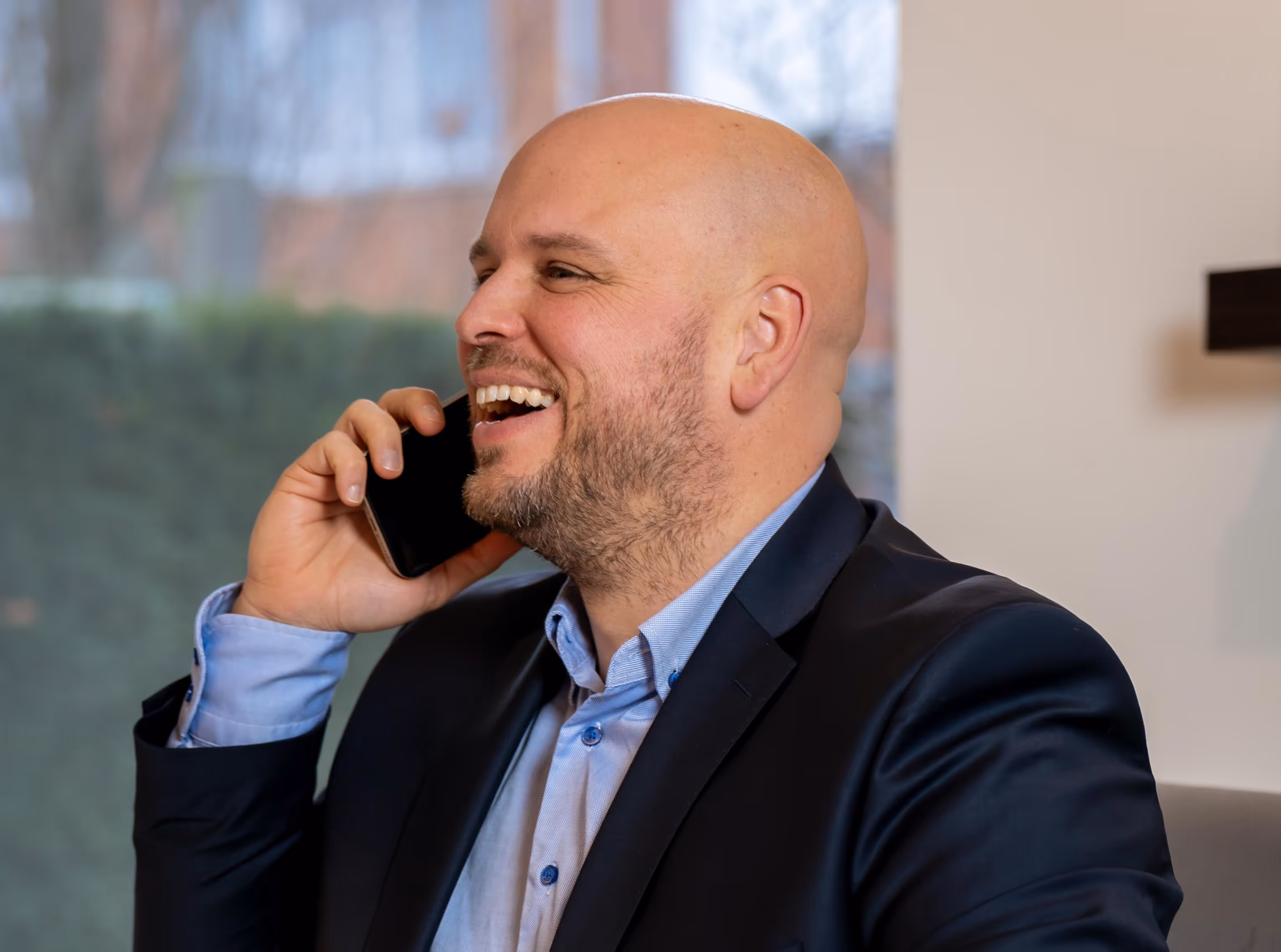 Makelaar Kevin aan de telefoon met een klant